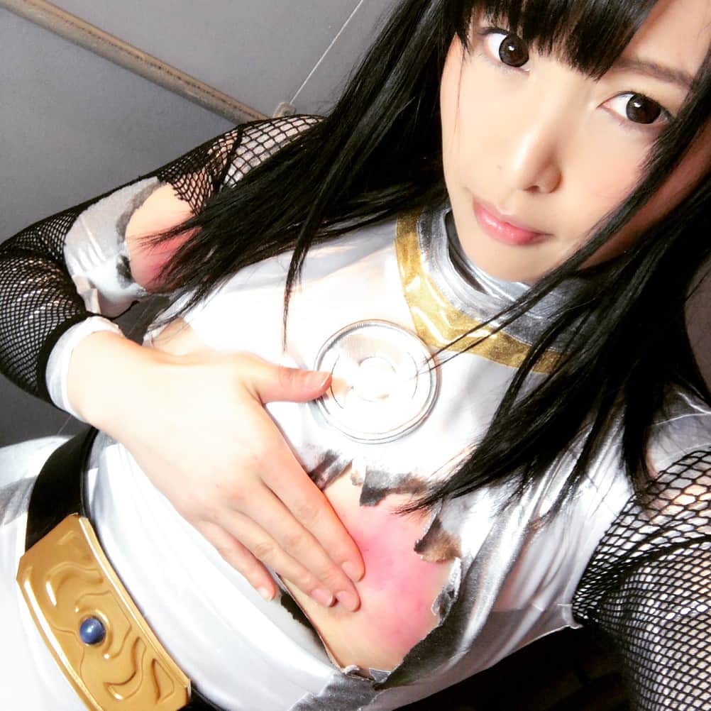 新村あかりのインスタグラム：「初GIGAさん撮影(*^▽^*) タイトルは『ヒロイン命乞い疾風怒濤シャドウストーム』です♡」
