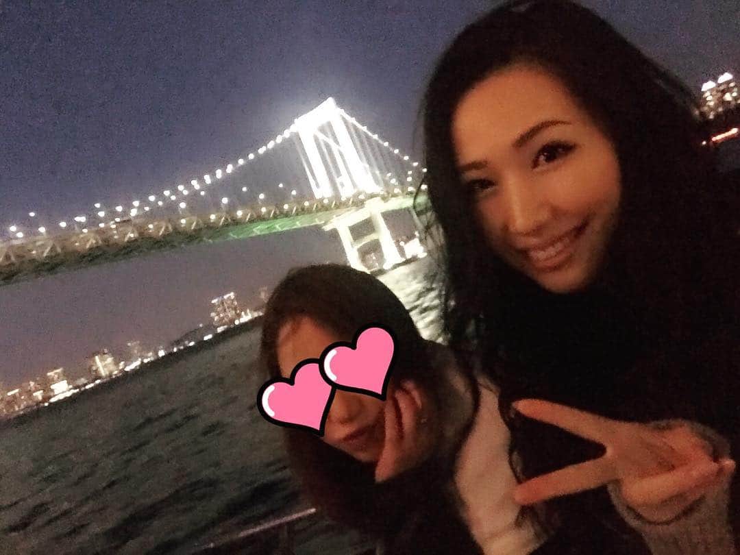 佐山愛のインスタグラム：「お友達のゆいちゃんにお誘いしてもらって、 東京湾クルージングしてきーーた❤️ めっちゃ寒かったけど楽しかったぁ♪♪ ゆいちゃんありがとっ！！ ・ We enjoyed cruise in Tokyo bay✨ ・ ・ #クルージング #cruise #東京湾 #tokyobay #ゆいちゃん顔出しOKか分かんないからとりあえずスタンプ #おしゃんな遊び #調子乗っちゃって♪ #レインボーブリッジ #rainbowbridge」