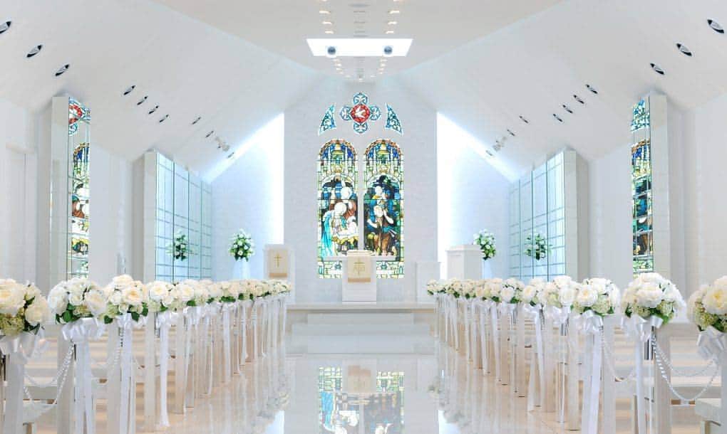 家族挙式はベストブライダルのインスタグラム：「☆広島イチオシ結婚式会場ご紹介☆ ―福山ニューキャッスルホテル― http://kazoku-wedding.jp/chapel/fukuyama_newcatsle/ 福山駅より徒歩1分。ステンドグラスに見守られる神聖な挙式♪ 福山駅より徒歩1分。アクセス抜群の「福山ニューキャッスルホテル」は、30年以上地元の人々に愛され続けるホテル。 輝くミラーのオブジェが印象的なチャペルは、最大80名の収容が可能。正面の“キリスト の降誕”をテーマにしたステンドグラスは、19世紀初めにドイツ・ミュンヘンのマイヤー一族によるもの。ステンドグラスを通る陽光がチャペル内を幻想的に彩るなか、厳かで神聖なセレモニーが実現します！！ ご見学、ご質問などご気軽にお問合せ下さいませm(_ _)m ＜お問い合わせ＞ お電話　⇒⇒⇒　082-502-1495（広島エリア共通ダイヤル） スマートフォン　⇒⇒⇒　http://kazoku-wedding.jp/sp/ 現地見学・お見積もり相談など現地で体験してください♪ 内容は当日プランナーまで☆ ＜各種ご案内＞ ▽資料のご請求 https://reg34.smp.ne.jp/regist/is… ▽来館のご予約 https://reg34.smp.ne.jp/regist/is… ▽挙式日照会・予約 https://reg34.smp.ne.jp/regist/is… ▽相談サロンのご案内 http://kazoku-wedding.jp/salon/ ▽先輩カップルの声 http://kazoku-wedding.jp/couple/ ＜Ｑ＆Ａ＞ 費用に関して　⇒　　http://kazoku-wedding.jp/faq01/ 見学に関して　⇒　　http://kazoku-wedding.jp/faq02/ 挙式当日に関して　⇒　http://kazoku-wedding.jp/faq03/ その他　⇒　http://kazoku-wedding.jp/faq04/ わたしたちが家族と呼べる人と。 家族挙式はBEST BRIDAL #家族挙式#ベストブライダル#bestbridal#結婚式#挙式#和婚#会食#披露宴#無料試食#試食#式場#会場#会場見学#見学#相談#相談会#チャペル#chapel#ウェディング#wedding#ウェディングドレス#ドレス#dress#試着#フェア#サロン#ウエディングプランナー#わたしたちが家族と呼べる人と」