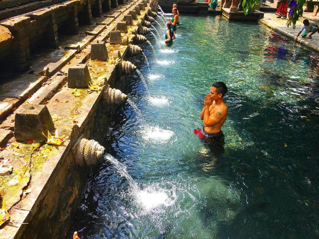 タビフク。さんのインスタグラム写真 - (タビフク。Instagram)「ティルタエンプル寺院での沐浴 聖なる水に祈りを捧げます✨凄い「気」が流れてます #tbs #タビフク #バリ島 #ティルタエンプル寺院 #沐浴 #世界遺産」3月30日 12時43分 - tabifuku_tbs