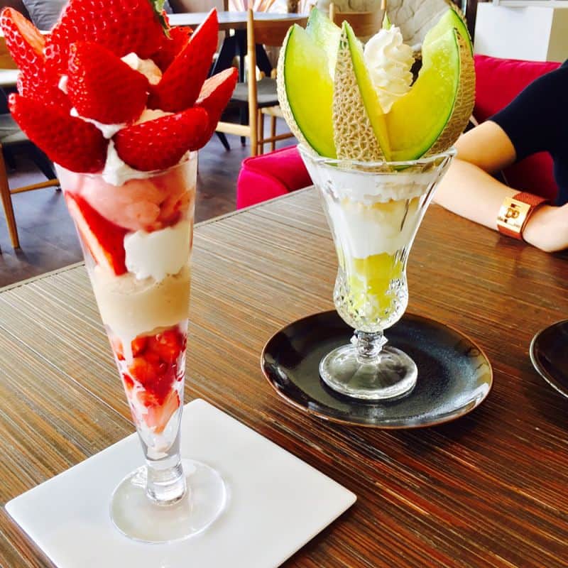 津野瀬果絵さんのインスタグラム写真 - (津野瀬果絵Instagram)「. パフェデート🍓🍈 たまらなく美味しいパフェと 大好きな友達。 幸せ〜〜♢♧♤♡ . . #パフェ#イチゴパフェ#古都華#まりひめ#いちご#メロン#メロンパフェ#プリンスオブザフルーツ#princeofthefruit#福岡市#薬院#福岡グルメ#classicbox#クラシックボックス#ケリードッグ」3月30日 13時33分 - kaetsunose