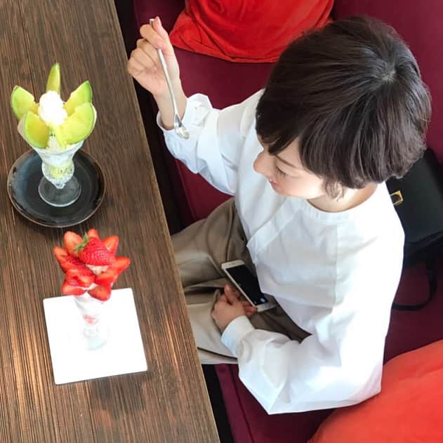 津野瀬果絵さんのインスタグラム写真 - (津野瀬果絵Instagram)「. パフェデート🍓🍈 たまらなく美味しいパフェと 大好きな友達。 幸せ〜〜♢♧♤♡ . . #パフェ#イチゴパフェ#古都華#まりひめ#いちご#メロン#メロンパフェ#プリンスオブザフルーツ#princeofthefruit#福岡市#薬院#福岡グルメ#classicbox#クラシックボックス#ケリードッグ」3月30日 13時33分 - kaetsunose