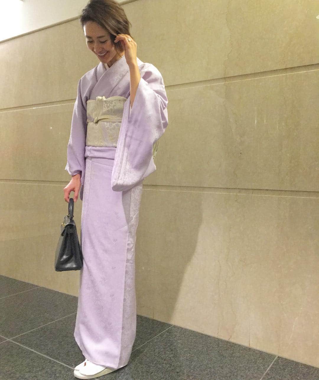 神山まりあさんのインスタグラム写真 - (神山まりあInstagram)「Kimono 👘  お久しぶりのお着物は紫、金、ホワイトでワントーンコーデ😌 着物が似合わないと思い、躊躇していたものの、これからもっと挑戦して着慣れた素敵な女性になりないものだ  外出後の写真なので、着崩れは許してくださいまし❤︎おほほほほ  #桜の会 #spring #春ですね #お着物って素敵 #japanese #kimono #purple #mom #着物 #たまにはいいね」3月30日 8時19分 - mariakamiyama