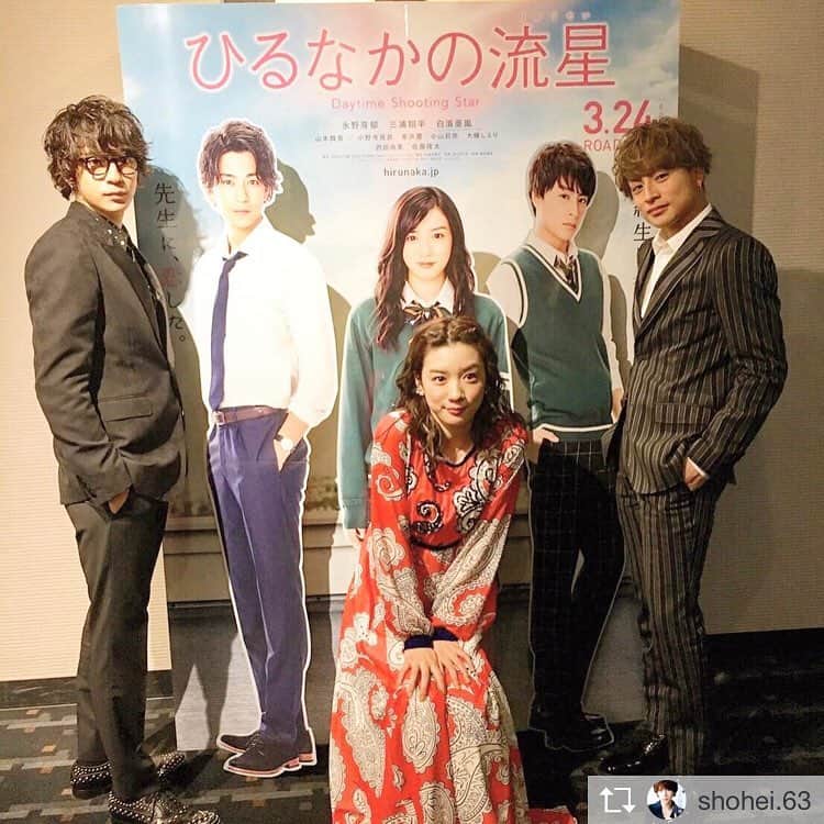 映画「ひるなかの流星」のインスタグラム：「TOHOシネマズららぽーと富士見のスタンディの前で📸みなさんも劇場で見かけたら写真撮ってくださいね😁 #ひるなかの流星 #大ヒット公開中  @mei_nagano0924official  @shohei.63  @alan_shirahama_official」