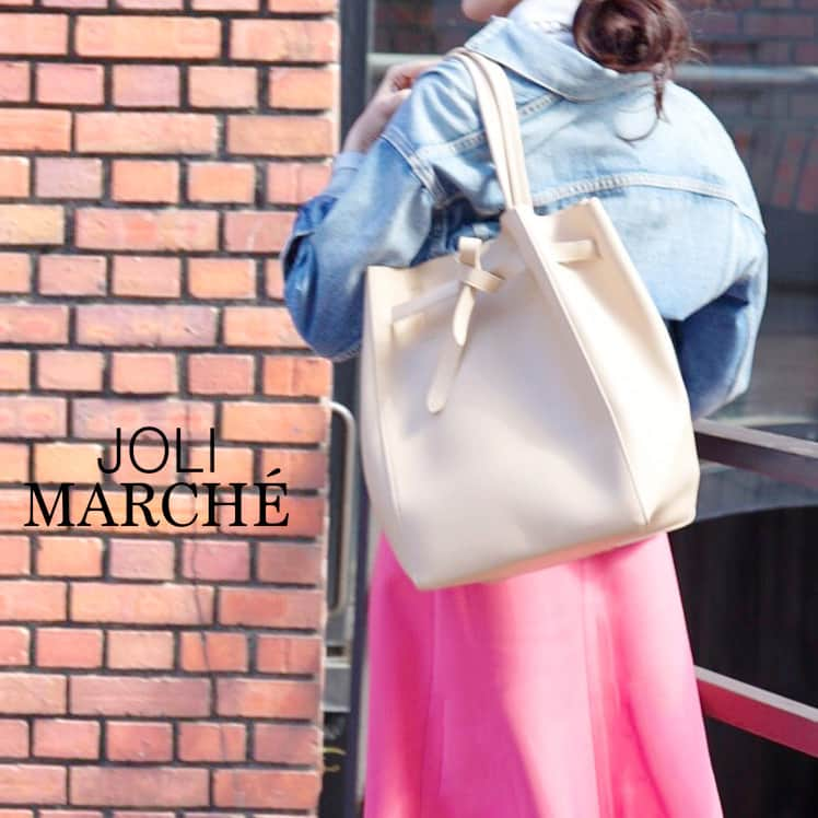 joli_marche JoliMarche [ジョリーマルシェ]さんのインスタグラム写真 - (joli_marche JoliMarche [ジョリーマルシェ]Instagram)「▷▶All seasons item !! …………………………………… ★ビッグサイズトートバッグ ￥5,897(tax in) color →　white …………………………………… ︎ A4サイズの書類がすっぽり入る大容量のトートバッグ。 ポーチも付いているのでカバンの中もキレイに整理もできて、大容量なのに軽量、通勤・ちょっと荷物要りのお出かけバッグに最適です♪ 写真のように間口のリボンでバッグを小さめサイズに変更することもできます◎ * HPの検索ボックスに商品名を入れると商品をお探しただけます♪ * #jolimarche#ビジネスバッグ#ファッション#コーディネート#ポーチ付き#ハンドバッグ#お出かけ#カジュアル#bag#2017ss#spring#OL#A4サイズバッグ」3月30日 11時27分 - joli_marche