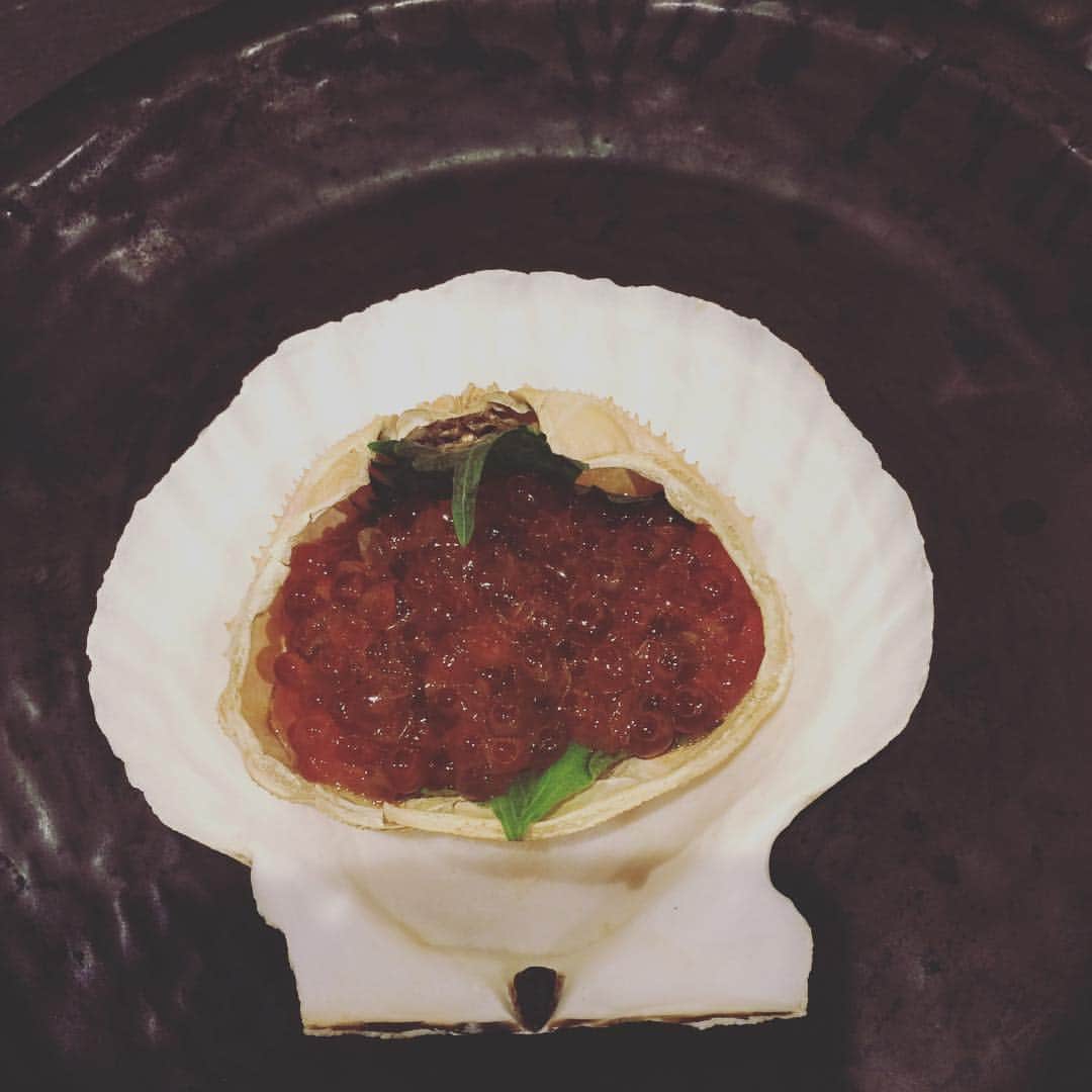 知床漁場明石桜町店のインスタグラム：「本日も沢山のお客様にご来店いただきました😊💕💕 ありがとうございます😍  当店人気のイクラの醤油漬けです🐟💕💕 お口の中でプチプチ弾けるイクラの食感がたまりません😍😍😍 是非お試しくださいませ☺️💕💕 #明石#北海道#知床#漁場#知床漁場#居酒屋#駅チカ#イクラ#🐟#牡蠣#飲み放題#コース料理 #宴会#イベント」
