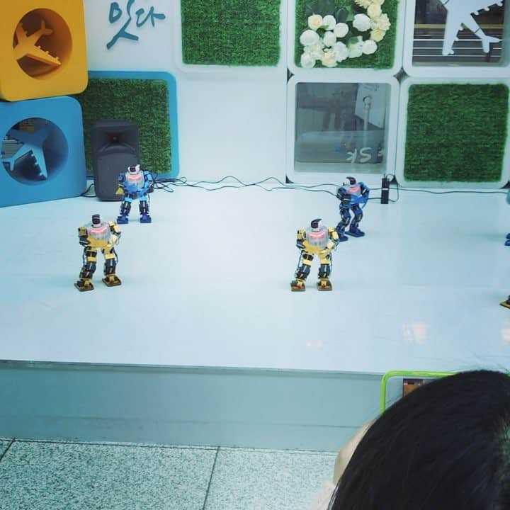 ジェシカ・ストループのインスタグラム：「This just happened. My Korea trip is complete. 😂🤖💯(update: 🎶not working but they were jamming to "Gangnam Style" obvs)」
