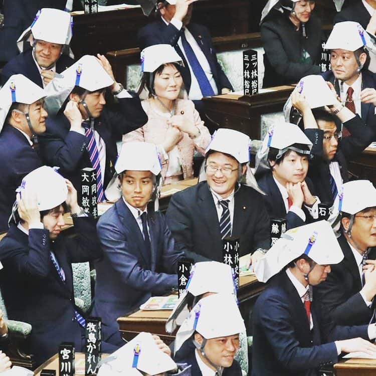 日本経済新聞社さんのインスタグラム写真 - (日本経済新聞社Instagram)「衆院本会議場に配備された折りたたみ式防災ヘルメットの着用訓練に議員が参加。少しだけ笑みがこぼれました＝葛西宇一郎撮影 http://s.nikkei.com/2ob08kr  #japan」3月30日 16時53分 - nikkei
