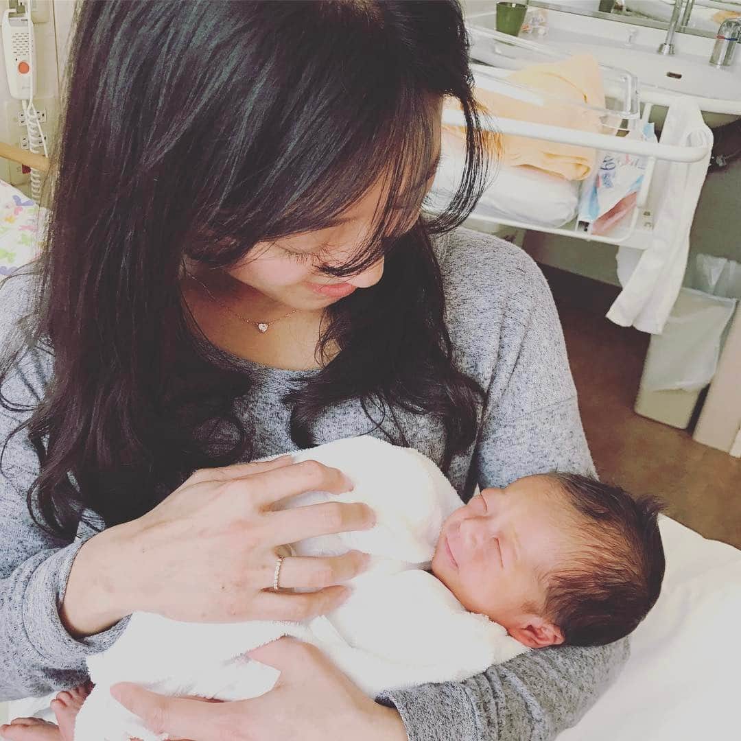 内藤聡子のインスタグラム：「若林ベビに会ってきました！ 小さくてかわいかったです〜❤️ #若林史江」