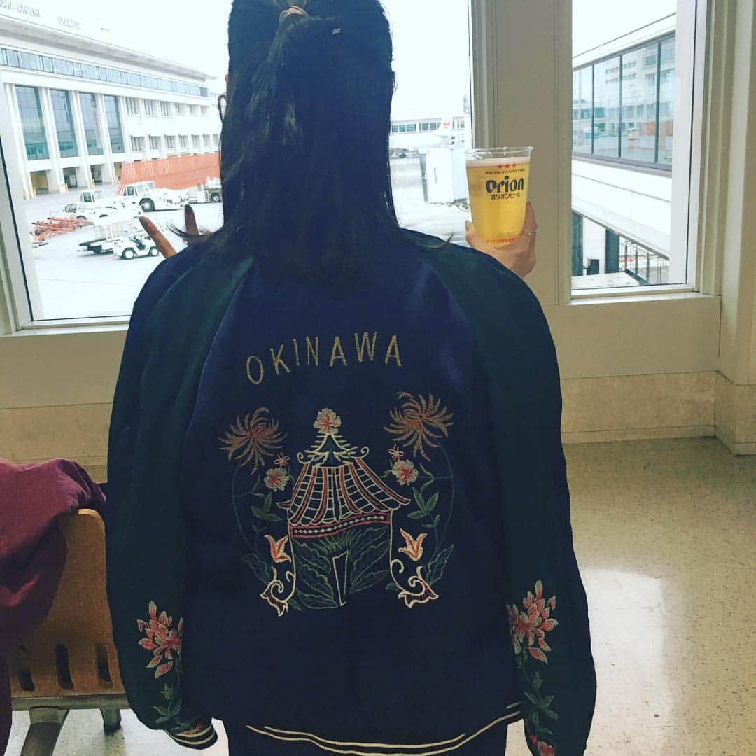 糸数美樹のインスタグラム：「✈️🗯👏 #飛びます #どこにいくでしょう #れぺぜんおきなわ #ここへ来てまで沖縄推し笑 #楽しみるんるん #オリオンビール #お会計ミラクル #お土産はちんすこう #定番 #いってきます #明日生放送お休みします #すみません」
