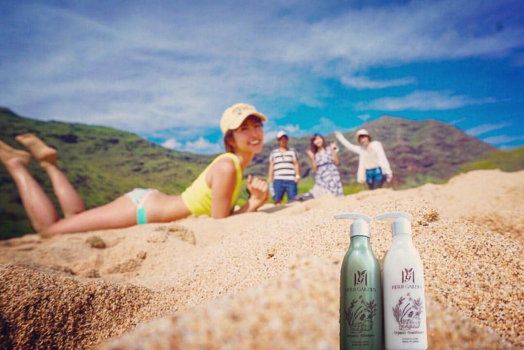 のインスタグラム：「📍Oahu | Hawaii | 🇺🇸 |  旅の必需品👜南阿蘇産の7種類の#オーガニック ハーブティーを使用した#ハーブガーデンシャンプー @herbgarden_organic 🍃#ビーチ で傷んだ髪も旅先でしっかりケア♡ #ハーブガーデン #シャンプー #ヘアケア #ノンシリコン #ボタニカル #PR #shampoo #haircare #organic #beauty #beach #herb #sunshine #hawaii #bff #yukotrip #travel  #traveler #traveladdict #travelblogger」
