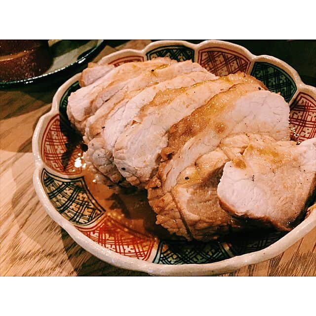 宇藤えみさんのインスタグラム写真 - (宇藤えみInstagram)「朝パンを食べ過ぎたのでヘルシー晩ごはん。 ・ケールサラダ ・ローストポーク ・しらすと納豆ごはん ・母のひじきと芋煮 ローストポークの作り方 1.豚肉の塊肉に塩こしょうをふる。 2.熱したフライパンにオリーブオイルとニンニクを入れ、豚肉の表面をこんがり焼く。 3.焼き目がついたら出汁醤油大さじ4・5杯とみりん3杯をいれ弱火で5.6分焼く。 4.汁がなくなってきたらお肉をレンジで5分。 中まで火が通ったら出来上がり！ #utooo家の食卓#食と器#おうちごはん#ばんごはん#japanesefood#instagood#instalike#happy#暮らし#器#やちむん#益子焼#母の器 #dinner#美食#新米ママ」3月30日 21時28分 - emiuto