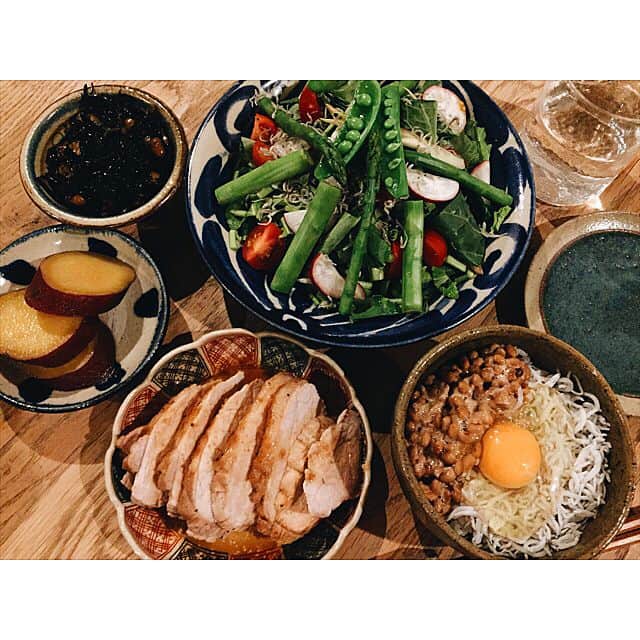 のインスタグラム：「朝パンを食べ過ぎたのでヘルシー晩ごはん。 ・ケールサラダ ・ローストポーク ・しらすと納豆ごはん ・母のひじきと芋煮 ローストポークの作り方 1.豚肉の塊肉に塩こしょうをふる。 2.熱したフライパンにオリーブオイルとニンニクを入れ、豚肉の表面をこんがり焼く。 3.焼き目がついたら出汁醤油大さじ4・5杯とみりん3杯をいれ弱火で5.6分焼く。 4.汁がなくなってきたらお肉をレンジで5分。 中まで火が通ったら出来上がり！ #utooo家の食卓#食と器#おうちごはん#ばんごはん#japanesefood#instagood#instalike#happy#暮らし#器#やちむん#益子焼#母の器 #dinner#美食#新米ママ」
