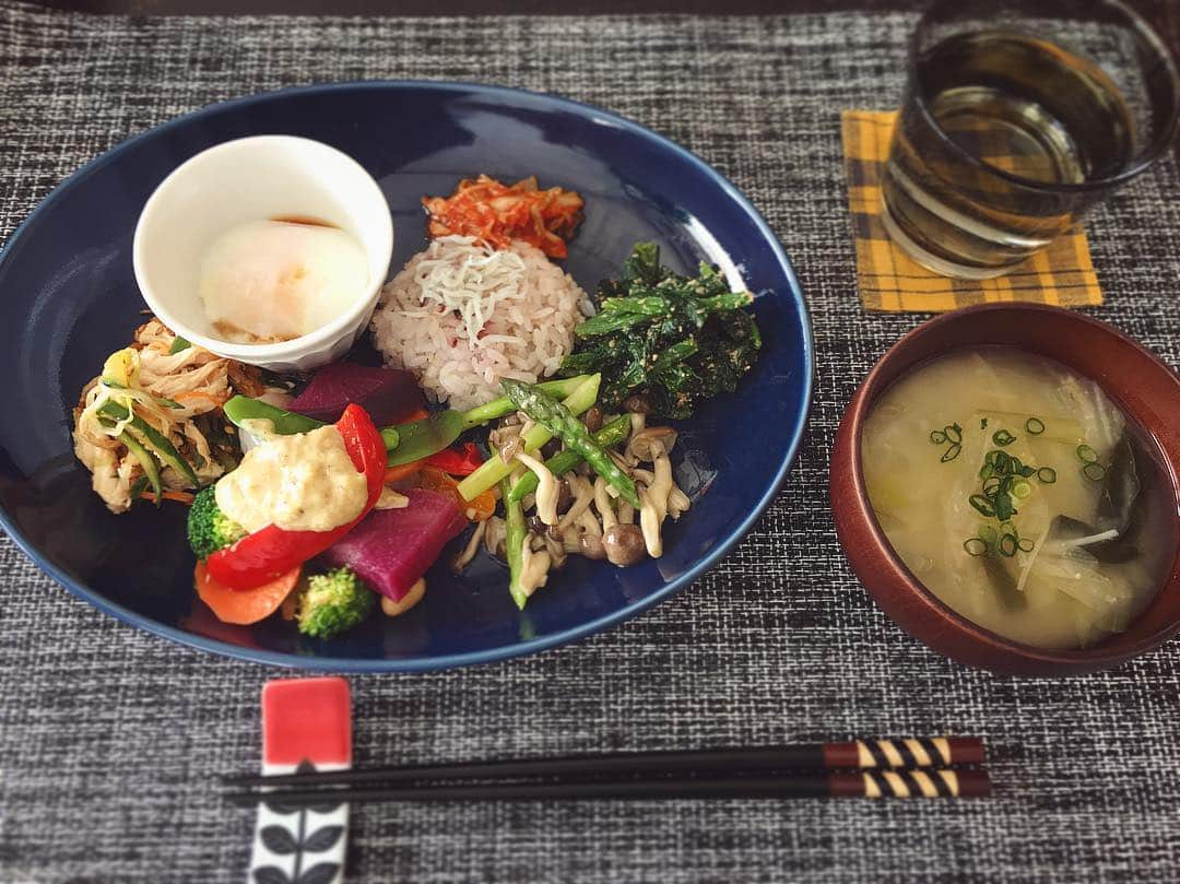 松木里菜さんのインスタグラム写真 - (松木里菜Instagram)「私の夜ご飯。  楽なので自分のは相変わらずワンプレート(^^) 真ん中あたりにある赤紫の野菜は#紅くるり という大根  生で食べてもとても甘くて美味しかったです(*´-`) #だいぶ陽が長くなってきた九州  #夜ご飯#ワンプレート  #美容飯 #旦那さんは別メニュー#アスリート飯 #温玉 #家族全員好き#美味しいですよね♪ #5人家族の卵の消費量  #凄いです . . . #matsukiご飯」3月30日 21時29分 - rinamatsuki613