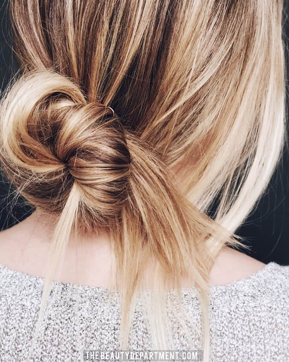 The Beauty Departmentのインスタグラム：「There's an easy, quick trick for this perfectly undone bun and it's not a product. Post is up, link is in the bio! {@kristin_ess}」