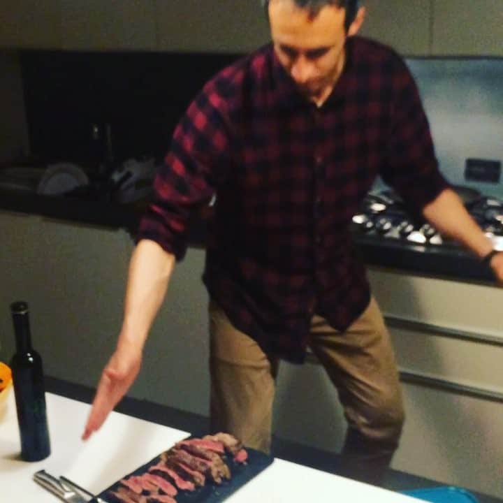 マッシモ・ゴッビのインスタグラム：「Altro che @nusr_et noi ci s'ha i'Daina @dainored  #Sbronzi #Solaia」