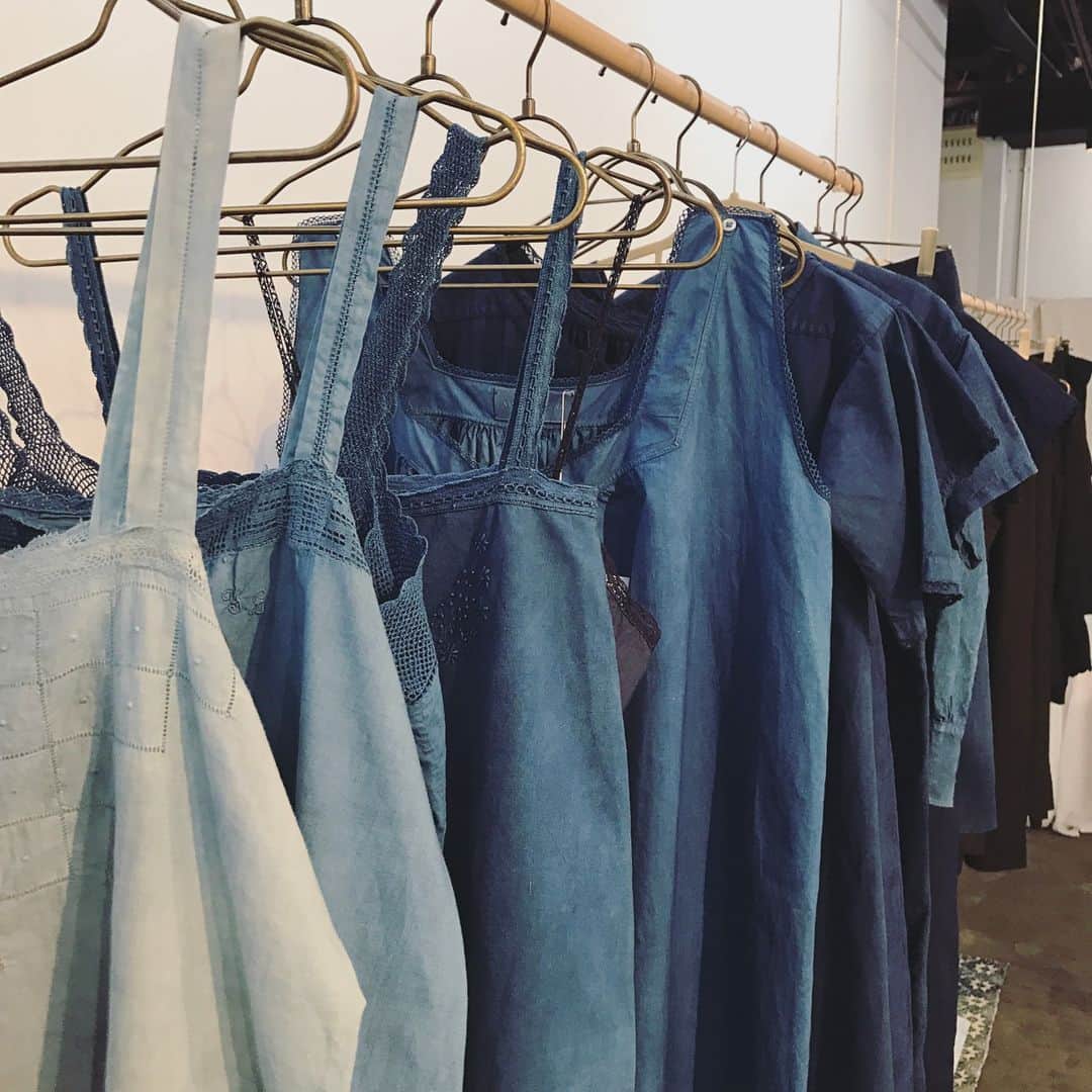 装苑さんのインスタグラム写真 - (装苑Instagram)「「YUKI FUJISAWA」の展示会へ🏃‍♀️デザイナーの藤澤ゆきさんが大事に集めてきた洋服やレースなどに手を加えて、生まれ変わった一点物シリーズ「NEW VINTAGE」✨ 人気の箔プリントに加えて、素材本来の持ち味を生かした藍染、黒染を施したものも。 4月1日（土）・2日（日）は、どなたでも見ることができますよ〜❣️ gallery POINT（東京都渋谷区恵比寿西 1-4-7）にて。12時〜19時。最終日の2日は17時まで。  #装苑 #soen #yukifujisawa #ユキフジサワ #vintage #lace #一点物 #gallerypoint #tokyo #恵比寿」4月1日 0時23分 - soenonline