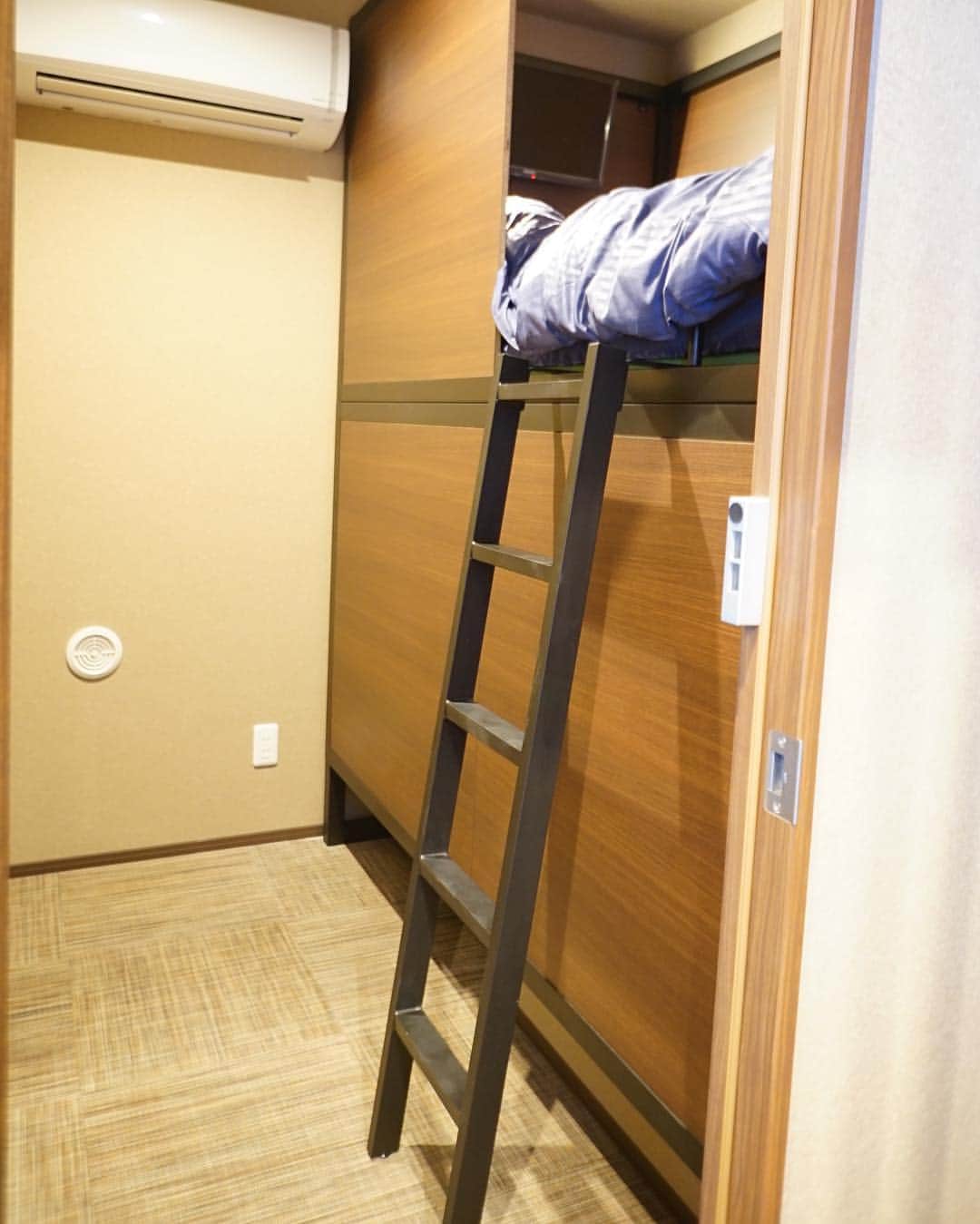戦國旅籠 / Sengoku hatagoのインスタグラム：「〜 オープン前のお部屋紹介 その3 〜 これも一泊3,900円のお部屋です。3,500円のお部屋よりも少し広くなっております。 全室にエアコン、テレビ、鍵付き。 #半個室 #二段ベッド #ホステル #ホテル #東京」