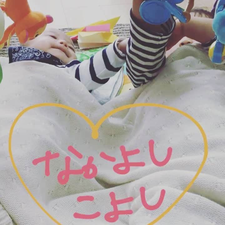 石井寛子のインスタグラム：「２歳差の姉弟。 始めはライバルでしかなかった弟の存在が 最近になって、一緒に遊んだりお世話をしてくれたりすることが増えてきました。 娘の心の成長をすんごく感じます。  息子を抱っこ紐、娘と手をつないで歩いていると 『おねえちゃん偉いね！』といつも道行く人が声をかけてくれて。 そんな環境で子育てできてありがたいです。  おねーちゃん、さすが！大好き！ って、いっぱい伝えてあげよう♡」