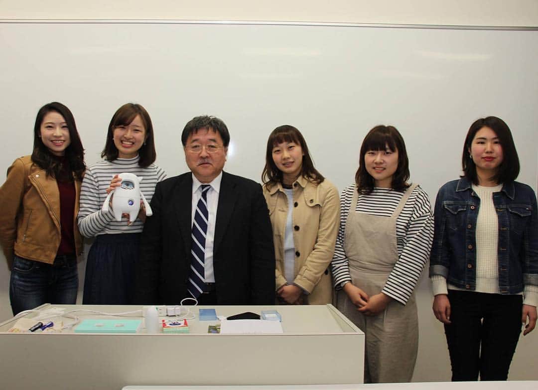 神戸学院大学さんのインスタグラム写真 - (神戸学院大学Instagram)「東ゼミを中心に人工知能ロボットを使った実証実験授業を始めます  グローバル・コミュニケーション学部英語コースは4月から、東淳一教授のゼミを中心に英語教育に特化された人工知能ロボット「Musio」を使った実証実験授業を始めます。30日は、津田菜波さん(2年次生)、福島結菜さん、川口桃香さん、藤井真直さん、二星倫果さん(いずれも1年次生)が参加し、ポーアイキャンパスで報道機関を対象に授業の様子を公開しました。 Musioは米国製で、人工知能技術による会話エンジンと感情エンジンを搭載したソーシャル・ロボットです。学生はMusioと英語で自由に会話し、英会話の練習を行います。その際、Musioが音声認識した学生の言葉とMusioが発した英語がテキストで記録されるため、それをもとに学生の英会話能力の評価を行うことができます。また、ネイティブスピーカーを配置できない環境でも、Musioの導入でスピーキングの指導などが可能になることが期待されています。大学の授業での導入は本学が初めてです。 #神戸学院大学 #神戸学院 #グローバル・コミュニケーション学部 #人工知能ロボット #musio #東ゼミ」3月31日 15時19分 - kobegakuin_university_koho