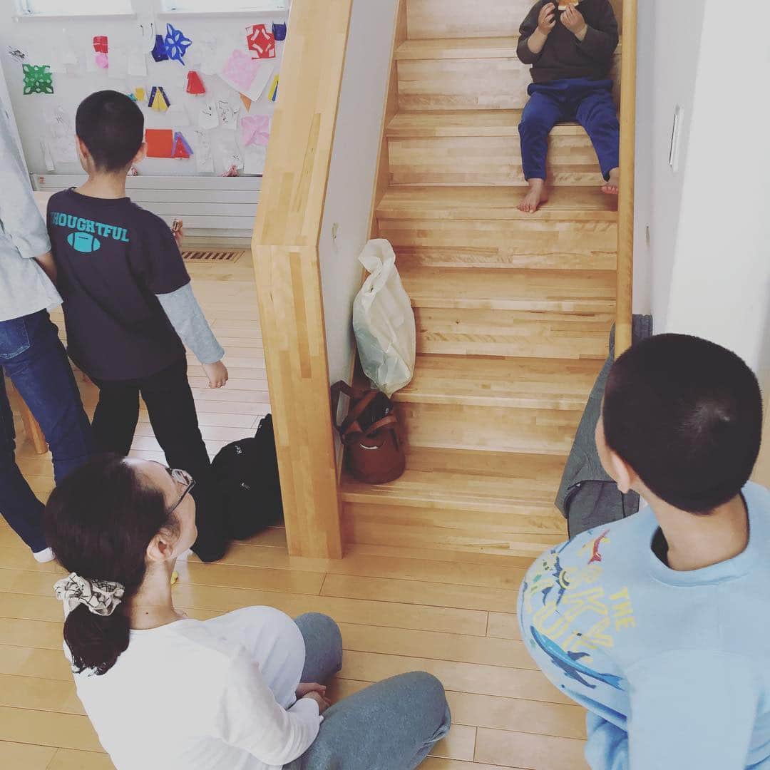 浜島直子さんのインスタグラム写真 - (浜島直子Instagram)「階段に座りながら食後のデザートのあんドーナツを3つも食べてる息子に、そんなに食べたらこんなお腹になるよと説明している姉智子と甥っ子。  #姉智子 #暴れ肉団子」3月31日 15時37分 - hamaji_0912