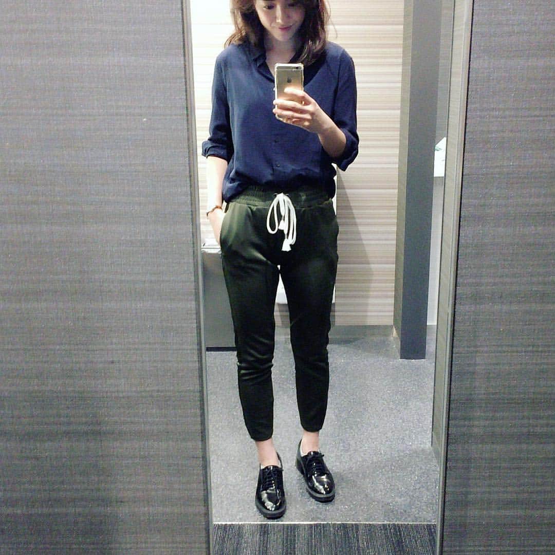 夏美さんのインスタグラム写真 - (夏美Instagram)「今日の私服くん👗 #Bershka の綺麗めスウェットパンツ💕 と #uniqlo のシャツ💕 スウェットを靴とシャツでスタイルアップ⬆︎✨🤓」3月31日 18時17分 - natsumisaito333