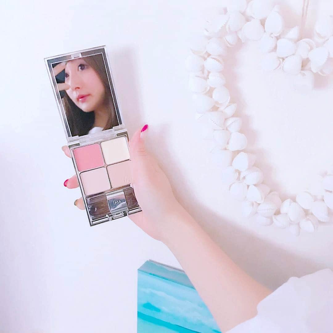 のインスタグラム：「🎀 ・ ・ ほしかったIPSAの#フェイスカラーパレット 🎨💓 3年くらい使い続けてるけど 今年からリニューアルしたから気になってた♡ カラーも増えて、ブラシの質も良くなって、 ケースも新しくなって可愛くなってる〜☺️🌸🌸 大切に使おうっと(●´ω`● ) #イプサ陰影パレット #デザイニングフェイスカラーパレット #ipsa #イプサ #makeup #make #メーク #cosmetics #selca #selfie #instaselfie」