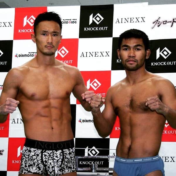 梅野源治のインスタグラム：「Genji Umeno vs Rotlek Jaotalaytong  61,3キロジャスト!!! #計量パス #梅野源治 #ロートレック #キックボクシング #ムエタイ #格闘技 #GenjiUmeno #rotlekjaotalaytong #Kickboxing #muaythai #INGLOTT」