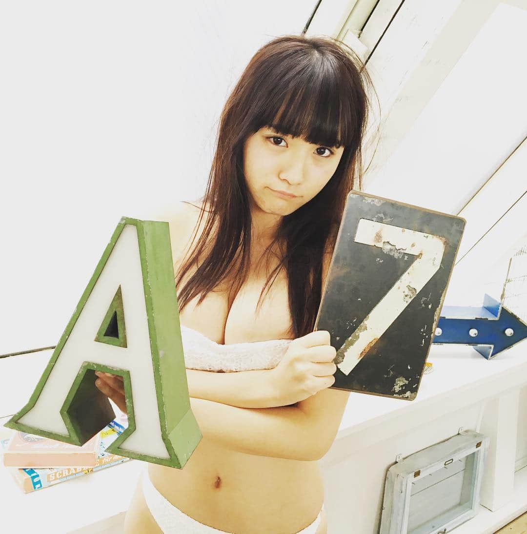 週刊少年マガジンのインスタグラム：「発中の週刊少年マガジン 表紙は #浅川梨奈 ちゃん 50名様に特製クオカードをプレゼント！応募は本誌から！  当アカウントは毎号グラビアカットを掲載します。期間限定のレアショットも！フォローして待っててね♪  #SUPERGIRLS #マガジン #グラビア #グラビア撮影 #水着 #プール #レア #japanesegirl」