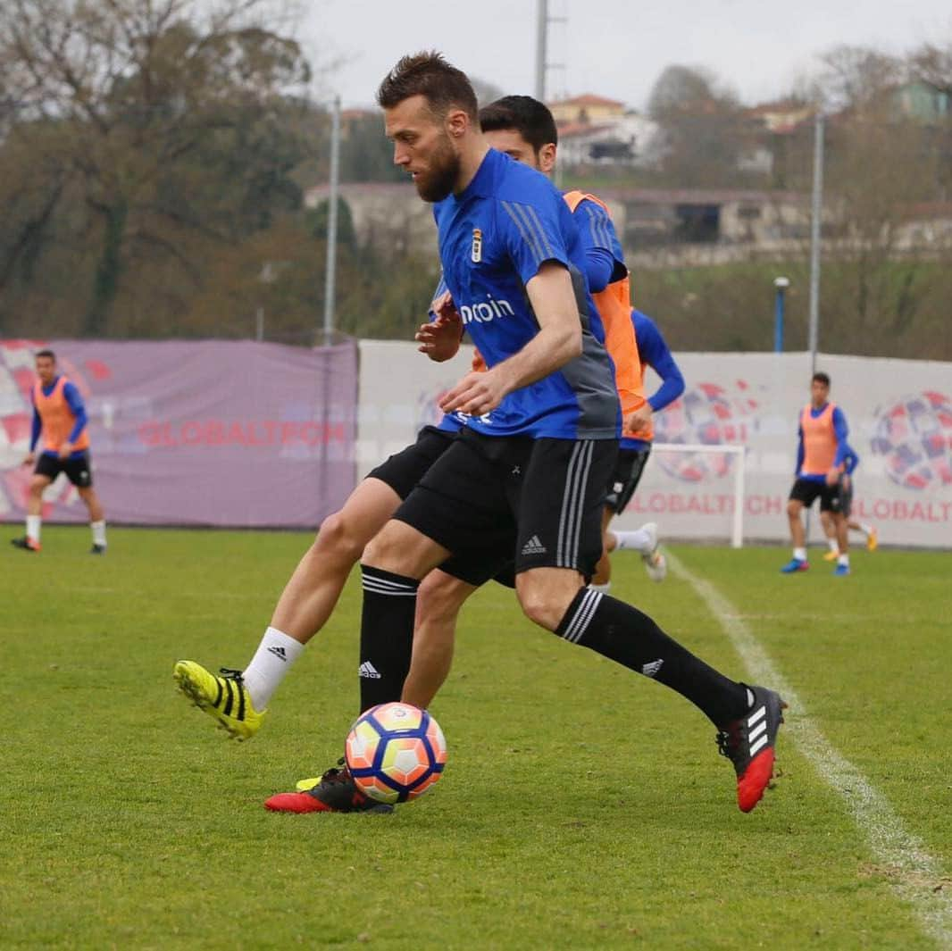 ミゲル・ペレス・クエスタさんのインスタグラム写真 - (ミゲル・ペレス・クエスタInstagram)「Work hard... PLAY HARD!!! #realoviedo #training #futbol」3月31日 20時40分 - michuoviedo9