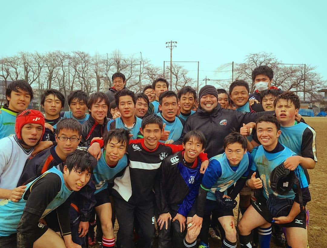 畠山健介さんのインスタグラム写真 - (畠山健介Instagram)「大学の同期が先生をしている、 神奈川県横浜市の川和高校ラグビー部🏉に行って来ました！高校からラグビーを始めた子が多く、経験値はまだまだですが、素直で良い子達でした😊 教えていても、とても楽しかったです♫ 勉強もラグビーも頑張れ！！！川和高校！  #ラグビー  #Rugby #サントリー #サンゴリアス #サントリーサンゴリアス #Suntory #Sungoliath #神奈川県 #川和高等学校 #川和高校 #川和高校ラグビー部 #高校生 #初々しい #みんな素直で良い子達 #みんな頭良い #みんな頑張れ」3月31日 21時15分 - hatake03