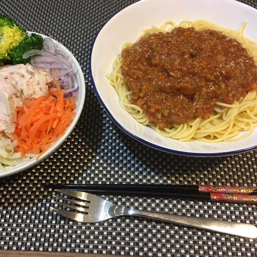 潮田玲子さんのインスタグラム写真 - (潮田玲子Instagram)「今日は試合前日ということでパスタ。 ミートソースのリクエスト。 ソースをお昼に作り置き。  #玲子飯 #試合前日はパスタ #ミートソース #具沢山なチキンサラダ #ほうれん草とコーンのバターソテー #息子もモリモリ(^ ^)」3月31日 22時26分 - reikoshiota_official