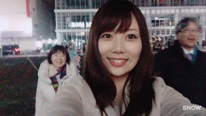 西村季里子のインスタグラム：「父の人生の大切な節目に サプライズで駆けつけました🎉 たくさんの方に愛されて、支えられて、 最後に笑顔で見送られてる姿を見て 父の娘でよかったと改めて思いました☺️ 私たち家族をこれまで守ってくれて、 私たち子どもを育てるために 弱音を吐かずに頑張ってくれて頭が上がりません。 これからは、私が家族を守っていけるように もっともっと頑張るからね💪 お父さん、ありがとう💓 これからの人生楽しんでね😊 #父#お仕事お疲れ様でした #母#父を支えてくれてありがとう #父と母の娘でよかったよ #たくさんの愛情を与えてくれてありがとう #これからは恩返ししていくから #元気で頑張ろうね #体は大切に#人生これから #ちなみにこのムービー撮るのに必死でお察しの通り最後は転びました #七転び八起き #follow #followme #l4l」