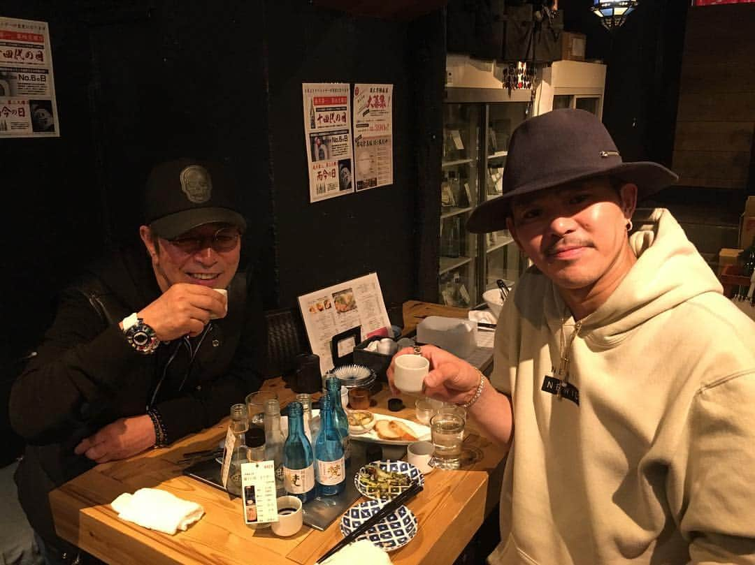 志村けんのインスタグラム：「男！日本酒飲み！！ @deep_yuichiro_official  #日本酒 #志村けん  #志村動物園  #志村の時間  #YUICHIRO  #おとこ」