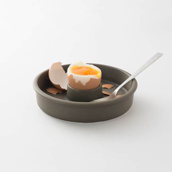 中川政七商店さんのインスタグラム写真 - (中川政七商店Instagram)「---掲載商品はプロフィールのリンクからどうぞ--- ・ エッグスタンドでゆで卵を食べると聞くと、ちょっとヨーロッパな気分になりますが、こちらのたまご皿は、まさに「ゆで卵」を食べるのにぴったりな形！むいた殻をどこに置こうかなんてことになりません。 ・ 卵を置く中央の凹みを利用すれば、ディップソースを入れて、周りに野菜を置けば、サラダプレートに。醤油を入れて、お刺身を盛り付けてもいいですね。 ・ 使い方は、いろいろ！この丸いお皿、けっこう活躍します！！ #中川政七商店 #暮らしの道具 #みずなみ焼 #ゆで卵 #ディップ #サラダ」3月31日 23時02分 - nakagawamasa7
