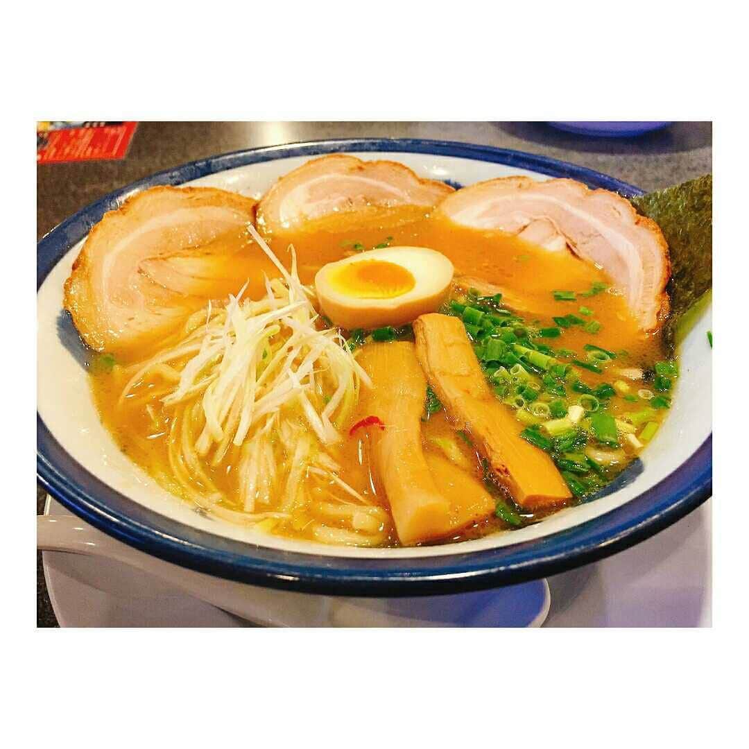麺処 誇のインスタグラム：「ハッシュタグ「#麺処誇」を付けて、つけ麺またはラーメンの画像を投稿していただいたお客様には、〈ラーメン大盛り〉サービスいたします。当日は、その画面をお見せください。  #新宿駅#西武新宿駅#西新宿#新宿区#歌舞伎町#新宿駅#新宿三丁目#新宿#新宿二丁目#新宿御苑#つけ麺#ラーメン#醤油ラーメン#味噌ラーメン#豚骨ラーメン#青ネギ#白髪ネギ#ラーメンインスタグラマー#グルメ#ラー活#チャーシュー#スープ#魚介#友達と#締め#コッテリ#脂#野菜#麺処誇」