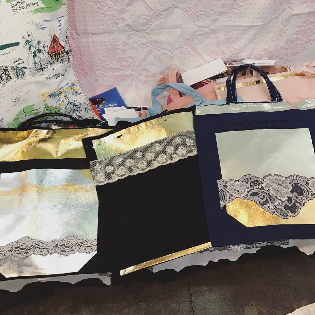 装苑さんのインスタグラム写真 - (装苑Instagram)「「YUKI FUJISAWA」の展示会へ🏃‍♀️デザイナーの藤澤ゆきさんが大事に集めてきた洋服やレースなどに手を加えて、生まれ変わった一点物シリーズ「NEW VINTAGE」✨ 人気の箔プリントに加えて、素材本来の持ち味を生かした藍染、黒染を施したものも。 4月1日（土）・2日（日）は、どなたでも見ることができますよ〜❣️ gallery POINT（東京都渋谷区恵比寿西 1-4-7）にて。12時〜19時。最終日の2日は17時まで。  #装苑 #soen #yukifujisawa #ユキフジサワ #vintage #lace #一点物 #gallerypoint #tokyo #恵比寿」4月1日 0時23分 - soenonline