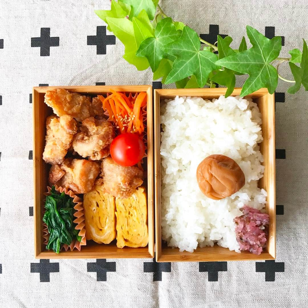 Shokoのインスタグラム：「一昨日の唐揚げ男子弁当で おはようございます * 今日の東京は雨☔️ 寒いし ちょっとブルーな気持ちで過ごしています * 今日はちょっと重い話でごめんなさい🙏 妊活 不妊 流産の話など出てきます 嫌な方はスルーしてくださいね🙏 * 先日 大切な大切な仕事の後輩が 仕事が終わる間際に 急に具合が悪くなり 病院に連れて行くと そのまま入院になってしまいました * 病名は子宮外妊娠 翌日手術を受けました * 流産のあと子供がなかなか授からず 妊活中だった彼女を 心の中でずっと応援していました * 実は私も似たような経験があるからです * やるせない気持ちを抱えながら いつも元気に 一生懸命働く彼女の事を 密かに 物凄く 応援していました * * * その日  もうすぐ勤務時間が終わりに近づいた頃 ポケットのスマホが鳴りました 出ると SOSの電話でした 彼女の聞いたことのない緊張した声に ただ事でない事がすぐにわかりました * すぐに駆けつけると 実は1週間前に妊娠検査が陽性だった事 急にお腹が痛くなりトイレに行ったら 出血した事 どうしたらいいか何も考えられないと 蒼白な顔で立ちすくんでいました * 頭に浮かんだのは流産の文字 でも、もし子宮外妊娠だったら急いだ方がいい * 近くの病院に車を飛ばして連れて行くと 告げられた診断は「子宮外妊娠」 * その時の彼女の第一声は 「旦那さんをまたお父さんにしてあげられないなんて、、、」というものでした * 自分だって悲しいはず なのに 旦那さんを今度こそ お父さんにしてあげたかった あんなに喜んでくれたのに がっかりさせるのが辛い  と、、、 * なんと言葉をかけていいかわからず 抱きしめて一緒に泣きました * 理由なんてないのはわかってる でもなんでこんな事が起こるんだろう と 込み上げるものがありました * 駆けつけたお母さんに彼女を委ねて 帰る夜道 * 悔しくて 悲しくて 家に着いて座り込むと なかなか立ち上がる事ができませんでした * 翌日 無事手術が終わり 「早く病院に連れて行ってくれてありがとうございました」というお礼メールがきたので お見舞いに行ってきました * まだまだ 気持ちが切り替えられるはずもないこの時期  でも彼女の側には 優しそうなご主人が 穏やかな笑顔で寄り添っていました * そうだ 夫婦で乗り越えるしかないんだ と 昔の事を思い出しながら 帰ってきました * 私も 少しばかり 子供を授かるまでに苦労しました * なんでだろう どうしてだろうと何度考えたことか *  検査しても 何も悪いところがない 医学が発達しても 未だに最終的には神だのみ 努力して得られるものではありません * 若さゆえに 自分の努力で大概のことはなんとかなるのではないかと 勘違いしていた自分の傲慢さを見せつけられる思いでした * できる努力はしても あとは自然に委ねるということを学んだ時間だったように思います * 同じような経験をした 尊敬する先輩に * 人生なんて 自分の思い通りにはならない でもだからと言って 放り投げないで 自分のできる事を一生懸命やる そうして何かにゆだねていると たまーに報われる事があって その時に努力して得たものが起爆剤になって 良い事が何倍かになる そのぐらいのスタンスで生きていけるといいよ と言われ そんな境地に自分がなれるのだろうかと思ったものでした * 責任を感じたり もがいた時期もたくさんあったけど その時期を夫という良い相棒と たくさん話して過ごせたことは 今の自分の財産になっています * あれがなかったら もっと独りよがりな いびつな親や妻になっていたかもしれません (あ、かといって 今も褒められたもんじゃありませんけどね 笑) * とにかく 一番の拠り所は主人でした 主人のおおらかさや優しさに どれだけ助けられたでしょう * 夫婦で仲良く暮らして行くのもありだな〜 と思い始めた頃 長男を授かり 思いがけず 3年後に次男もやってきました * まさに作るではなく 授かるものだと実感しました * いろいろあったからね〜 こんなへなちょこ人間でも なんとか前向きに生きてます！ * できのよろしくない息子に ムカッとしても 「お〜お〜よ〜きてくれた(*´ｰ`*) ま〜いいわいいわ」 とおおらかな気持ちになれます！？ ほんとか？ 笑 * * 脱線しましたが 後輩のご主人とお会いして 彼女は大丈夫だ！ と安心して帰ってきました * きっと2人で乗り越えられる！ * 今はゆっくり身体を休めてね  職場で待ってるぞ！ それまで 留守はしっかり守るから 安心してね 応援団長より * * ごめんなさい * 伝えられない気持ちを ここで整理させていただきました * 読んでくださった方 ありがとうございます 不快になった方 ごめんなさい🙏」