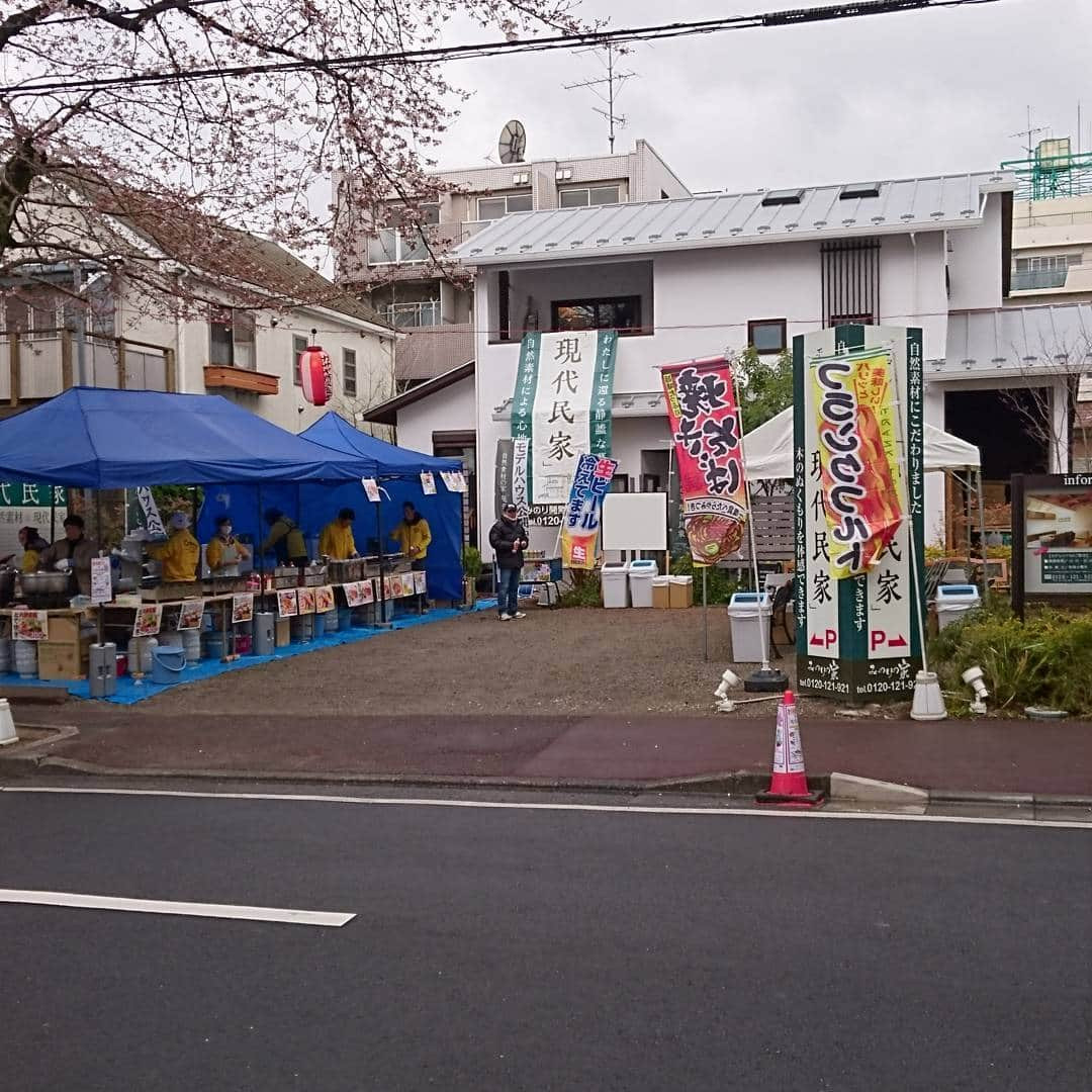 LIXILリフォームショップみのり開発のインスタグラム：「さくらまつりイベントやってます\(❁´∀`❁)ﾉ お近くの方良かったら遊びにいらして下さい！美味しい屋台がたくさんあります♡  #さくら#まつり#常盤平#みのり開発#現代民家」