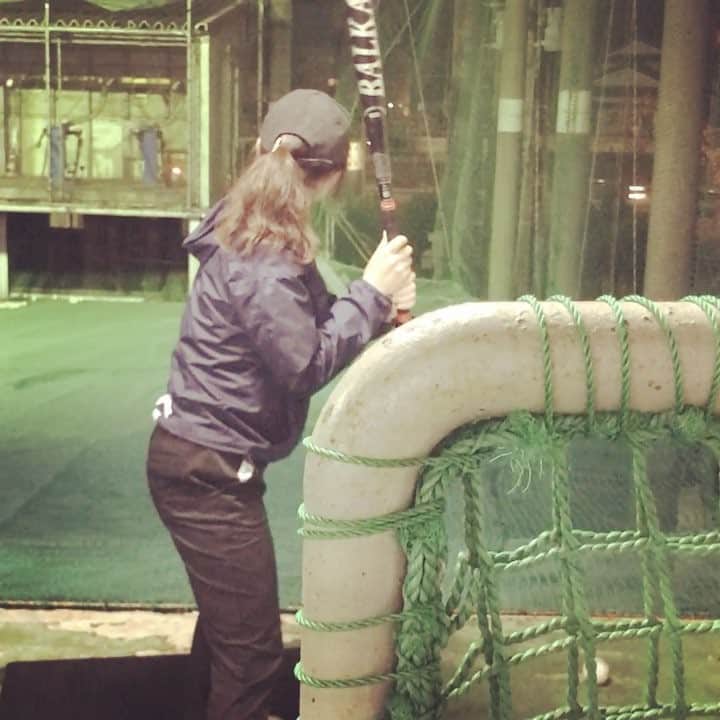のインスタグラム：「弟の付き添いで バッティングセンター行ってきた⚾︎ ぼちぼち当たった！笑 3分の2は空振りだけど😝 ゴルフ以外のスポーツするのって楽しい🎈 #だけど完全にゴルフのスイング😂 #1球1球リアクションしてくれる弟 #優しいな笑笑」