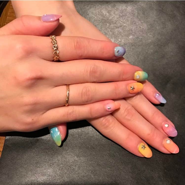 吉田愛李のインスタグラム：「#カラフル #1ヶ月に1度のご褒美 #グラデーション #ネイル」
