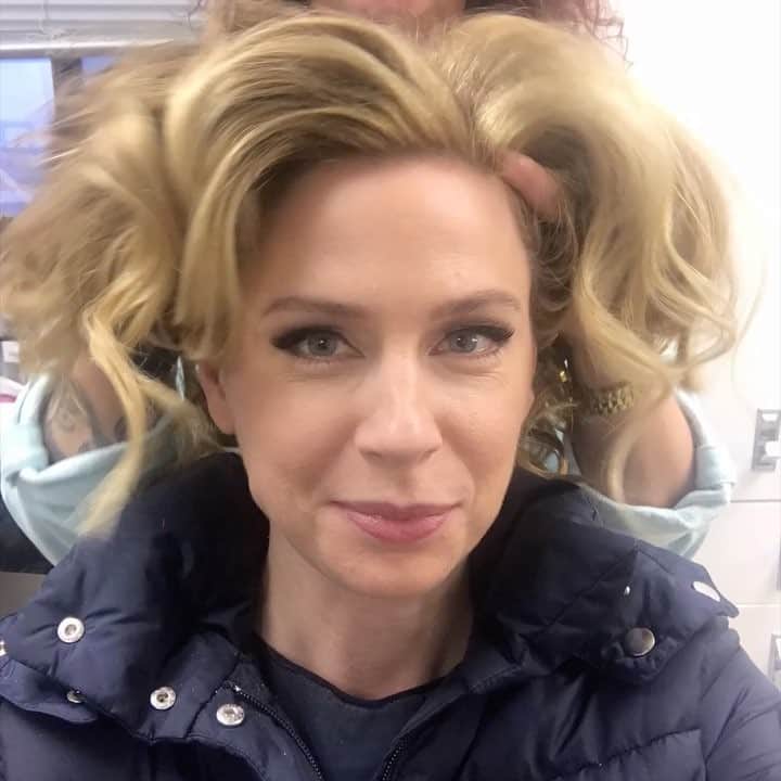 アン・デュデックのインスタグラム：「Hair by @Sarah_koppes #theflashseason3 @love_kevin_murphy」
