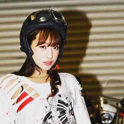 Lawrenceのインスタグラム：「#ヘルメット女子  #白いtシャツと黒いバイク  #グラビア  #城田あや」
