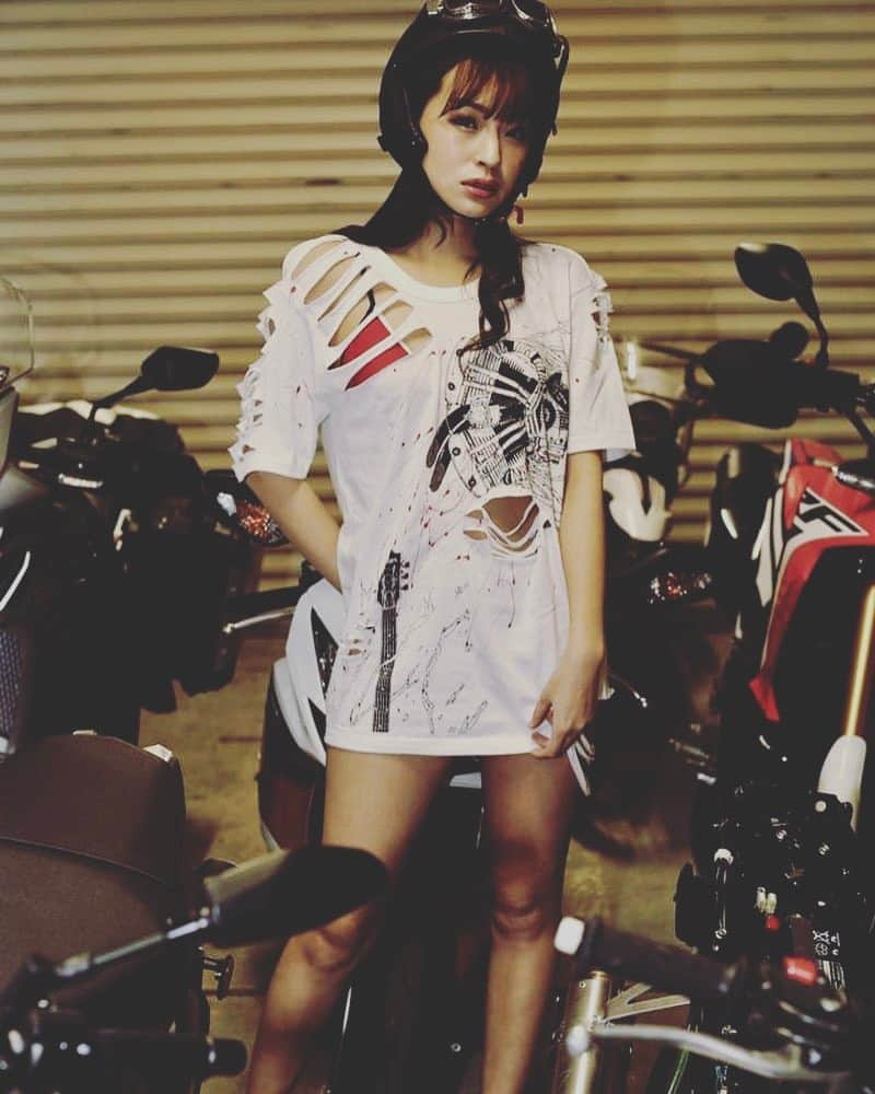 Lawrenceさんのインスタグラム写真 - (LawrenceInstagram)「#ヘルメット女子  #白いtシャツと黒いバイク  #グラビア  #城田あや」4月1日 14時42分 - lrnc.cc