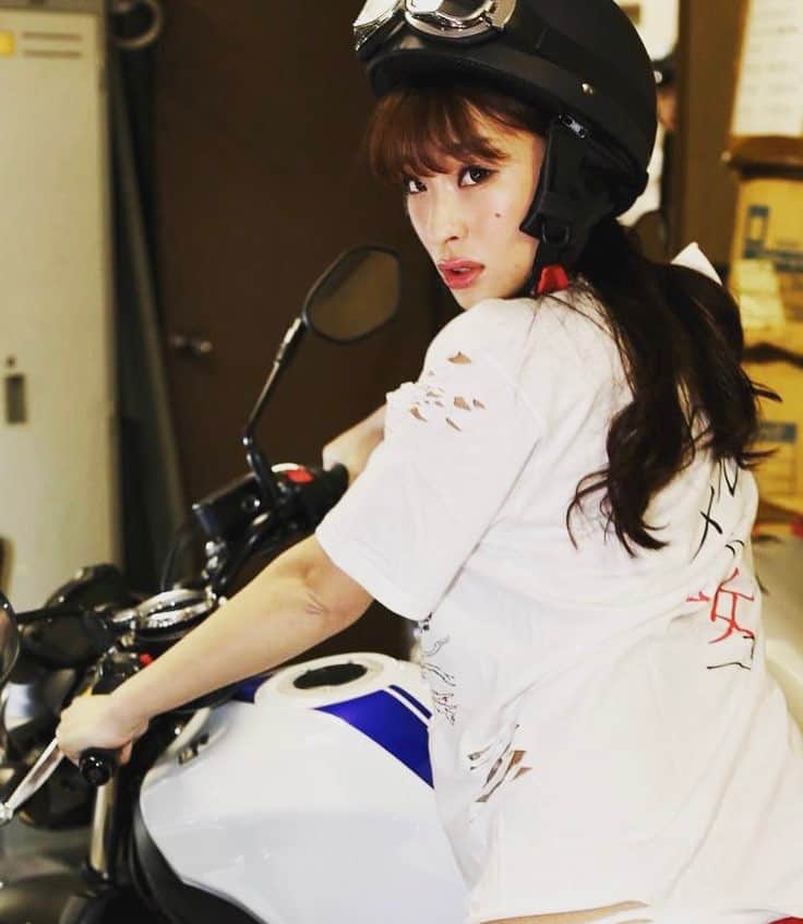 Lawrenceのインスタグラム：「#ヘルメット女子  #白いtシャツと黒いバイク  #グラビア  #城田あや」
