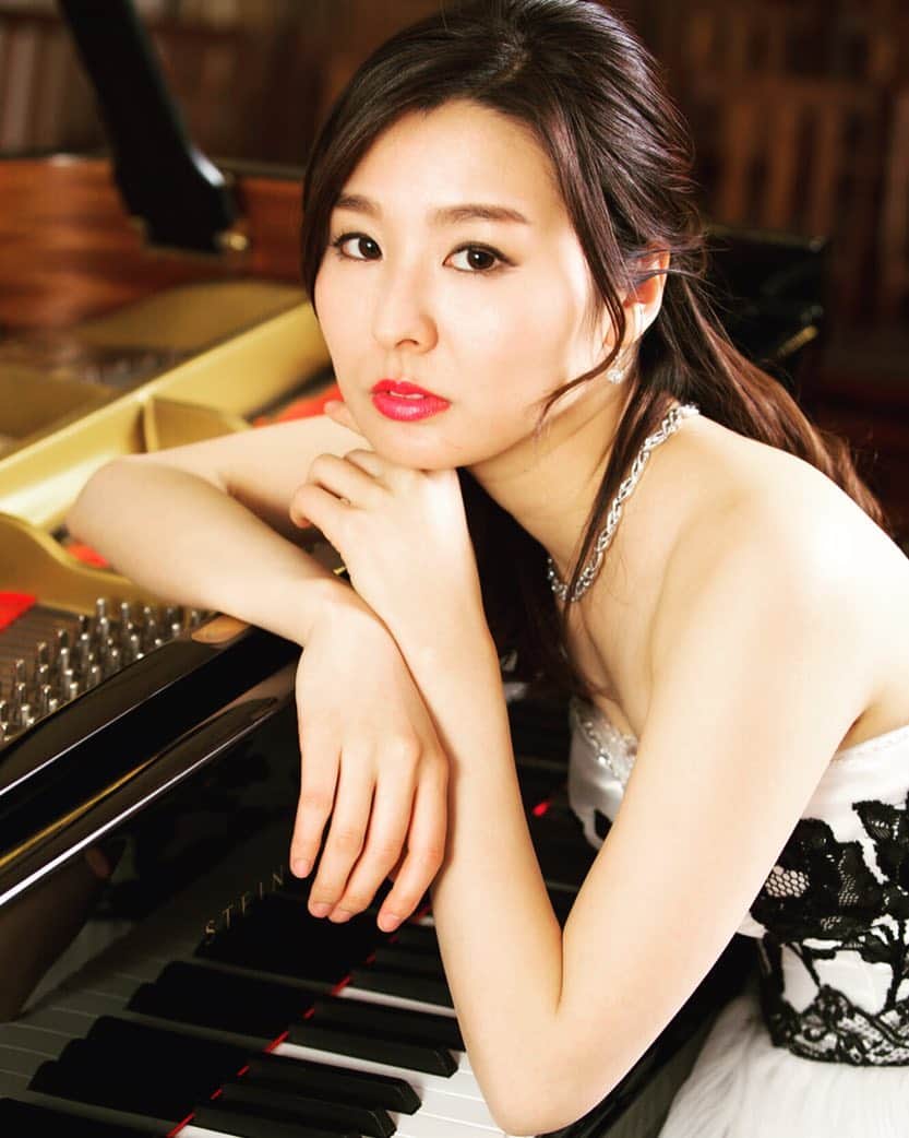 森本麻衣のインスタグラム：「Change💄👻🌠 . ちょっと雰囲気を変えて☺ . . . . #piano#concert#night#pianist#maimorimoto#dress#mydress#music#lovemusic#pianista#japanese#asianbeauty#tokyo#classic#chopin#森本麻衣#ピアニスト#ピアノ#ドレス#クラシック#コンサート#」