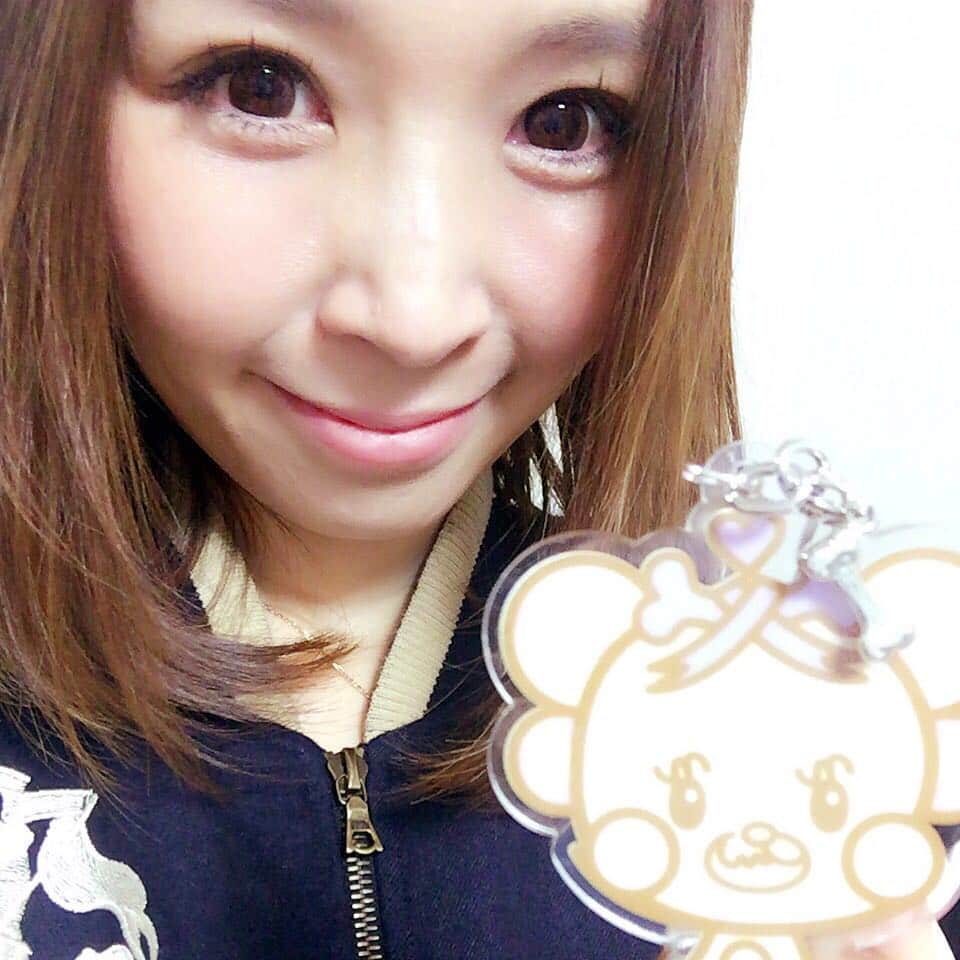 愛内里菜のインスタグラム：「#インターペット ３日目の今日は、朝から雨☔️止みましたがすっごく寒いーー💦  ですが！会場はたっくさんの人であったかいです☀️ 気温差にご注意❗️ 今日もみなさまありがとうございました❗️❗️💗 明日はラストDAY #ボンボンコピーヌ ブースには 明日も１１時〜１３時までいます😌  今日はまだ何も食べれずです！#ラピーヌ ちゃんと どやっ！（笑） ラピーヌキーホルダーが人気で嬉しい😊」