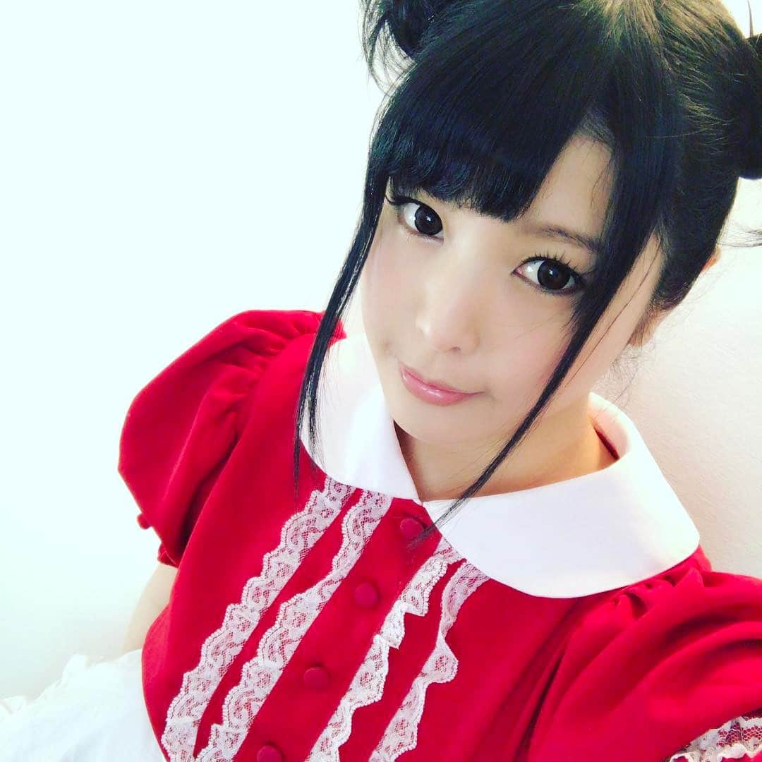 新村あかりのインスタグラム：「グローリークエストさんで撮影( ´∀｀)」
