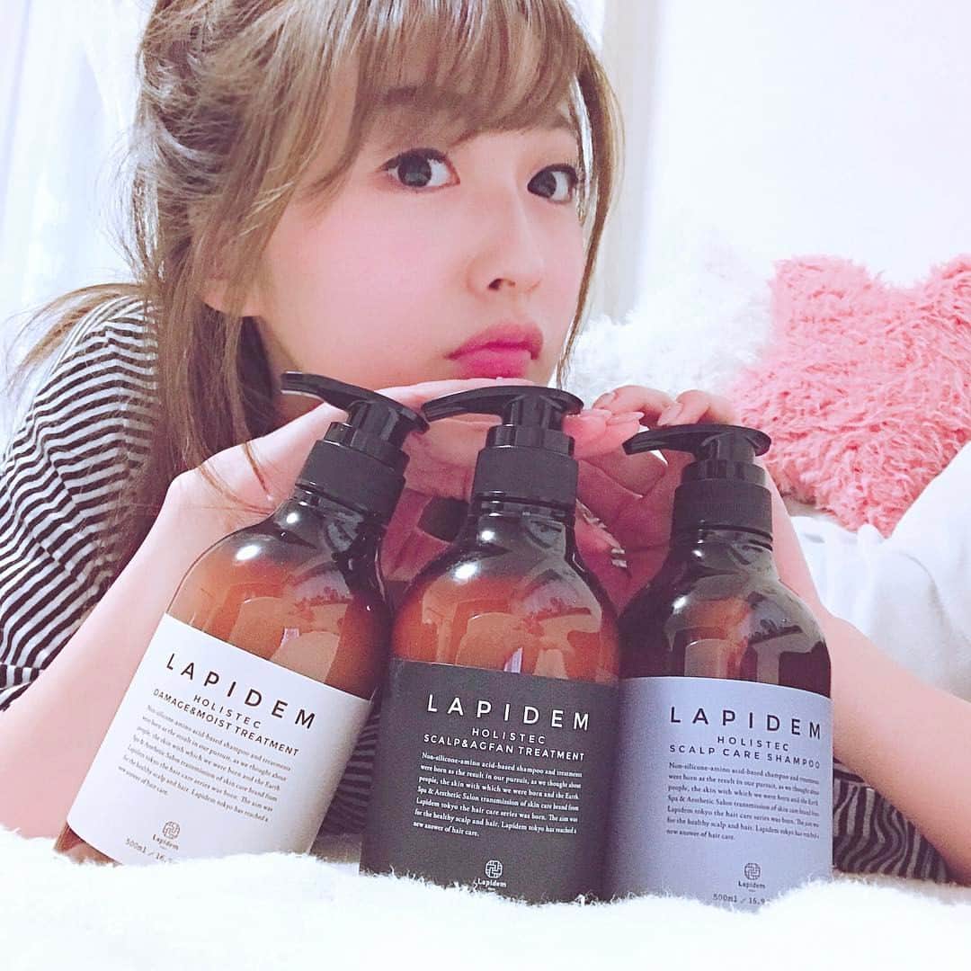 のインスタグラム：「⭐️ ・ ・ 先日プレゼントで頂いたシャンプーが良すぎる😳♡ とっても癒される香りだよ〜✨ 赤ちゃんにも使えるくらい優しくて..👼🏻💕 トリートメントは洗い流しても、 洗い流さないトリートメントとしても使えるの！すごい！！ #Lapidem #ありがとうございます #ヘアケア #ノンシリコン #ホリスティック #ホリスティックシャンプー #シャンプー #トリートメント #shampoo #treatment #bathroom #beauty #haircare  #instaselfie #japanesegirl #selca #selfie」