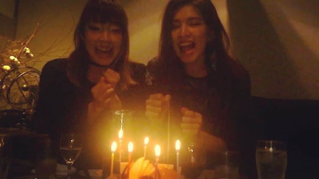 出浦寛子（HIROKO）のインスタグラム：「. ♡ˊᵕˋ )( ˊᵕˋ♡ . Lina♡3月28日 . Raika♡3月30日 . . 🎂🎉🎁💐🎀👏🎊💕 . ∗*∘ᎻᎯᏢᏢᎩ ᏴᎥᏒᎢᏲᎠᎯᎩ∗*∘ . 🎂🎉🎁💐🎀👏🎊💕 . . ずっと可愛くて笑っちゃうw🤣💖 . だーいーすーきーやーっ♥️！！ . . . . #🎂 #お酒入ると姉妹の関西弁につられがち #お願いごとは時間無制限  #birthdaywishes  #happybirthday  #birthdaygirls #cjhiroko #cjd_hiroko #detsuko #deurahiroko . . .」